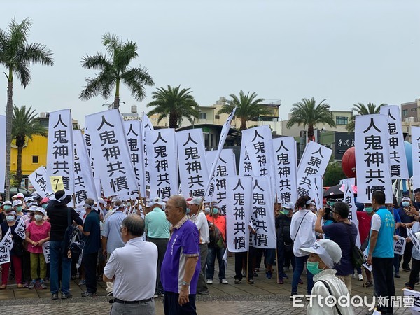 ▲台南市政府預定於學甲區第六公墓設立動物保護教育園區，引發地方居民強烈反彈，31日自救會集結數百人赴市府抗議。（圖／記者林悅翻攝，下同）