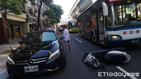 ▲▼台北市復興北路機車騎士壓在公車右前輪。（圖／記者黃彥傑攝）