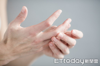 折手指就是爽！　醫學博士拿自己做實驗「長達60年」證明不會得關節炎