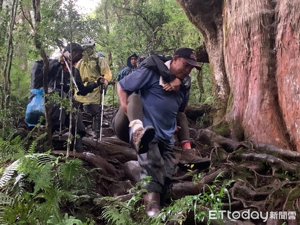 ▲▼宜蘭警消接力在宜蘭加羅湖山區，背著腳受傷無法走路的張女下山。（圖／記者游芳男翻攝，下同）