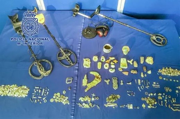 ▲▼男子住處發現大量古文物 竟有3000年前腓尼基珠寶。（圖／翻攝自Policía Nacional）
