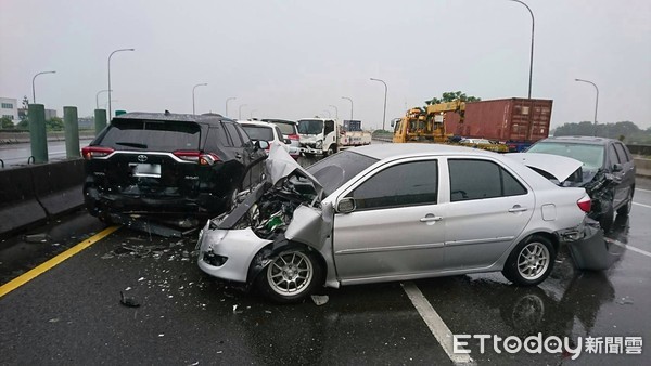 ▲▼國道一號16車連環撞。(圖/記者翁伊森翻攝) ▲▼國道一號16車連環撞。(圖/記者翁伊森翻攝)