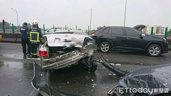 ▲▼國道一號16車連環撞。(圖/記者翁伊森翻攝) ▲▼國道一號16車連環撞。(圖/記者翁伊森翻攝)