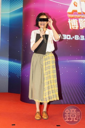 飾演炭治郎的錢欣郁，擁有逾20年的中文配音經歷。害羞的她還自製馬賽克眼鏡。
