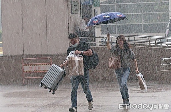 ▲▼哈格比颱風擦邊過 台北市間歇大雨。（圖／記者屠惠剛攝）