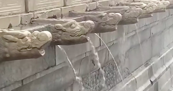 ▲▼ 北京故宮因大雨出現難得一見的「九龍吐水」景觀。（圖／翻攝自微博／公眾號長安劍）