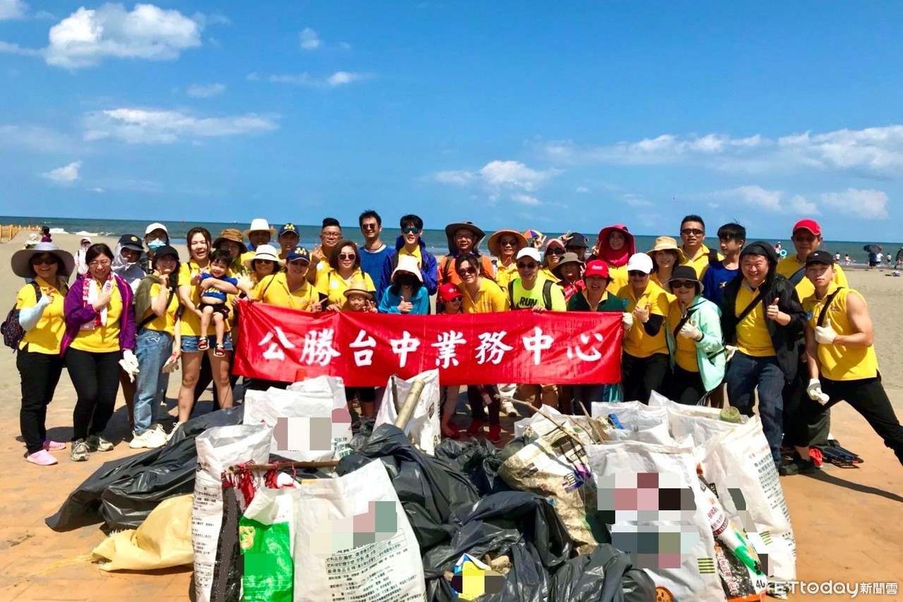 ▲公勝保經「環島淨灘插旗計畫」由台中業務中心接力淨灘愛地球。（圖／公勝保經提供）