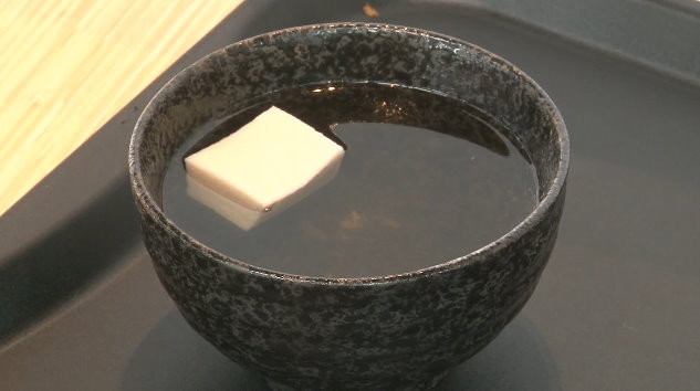 30元豆腐湯「只有一塊豆腐」！店家：日本進來成本較高　清水休息站回應了。（圖／東森新聞）