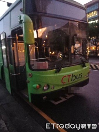 ▲▼劉姓大學生疑因天雨路滑，騎機車不慎摔倒遭客運擦撞，經送醫傷重不治。（圖／記者白珈陽翻攝）