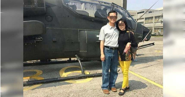 2015年3月14日，時任陸軍飛行訓練部少將指揮官劉男帶領部屬的媽媽參觀基地，並在飛機前留下親密合影。（圖／翻攝畫面）