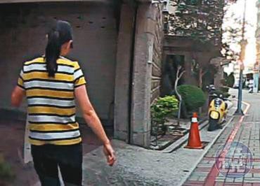 鄭姓女祕書不知自己車子的行車記錄器已被丈夫裝上記憶卡,她進入陳怡家中畫面遭錄下。(讀者提供)
