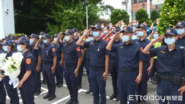 ▲樹林派出所21歲員警楊庭豪遭撞腦死，80名警力今5日在分局外列隊，向庭豪敬禮。（圖／記者宋良義攝）