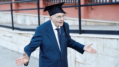被二戰耽誤求學　96歲老兵重返大學高分畢業　老師讚：「年輕人多學學」