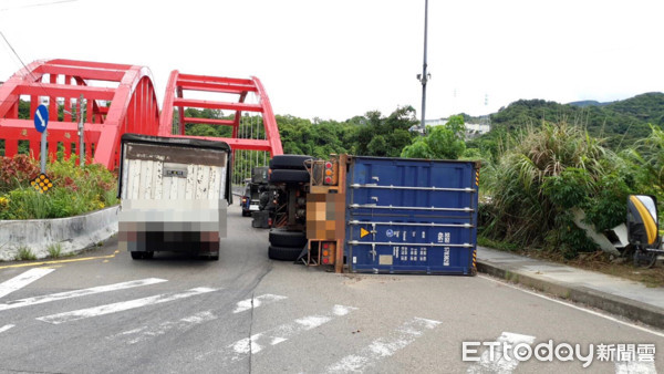 ▲ 瑞芳台2丁線貨櫃聯結車翻覆 駕駛輕傷送醫。(圖/記者郭世賢翻攝) ▲ 瑞芳台2丁線貨櫃聯結車翻覆 駕駛輕傷送醫。(圖/記者郭世賢翻攝)