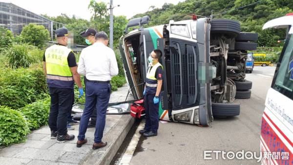 ▲ 瑞芳台2丁線貨櫃聯結車翻覆 駕駛輕傷送醫。(圖/記者郭世賢翻攝) ▲ 瑞芳台2丁線貨櫃聯結車翻覆 駕駛輕傷送醫。(圖/記者郭世賢翻攝)
