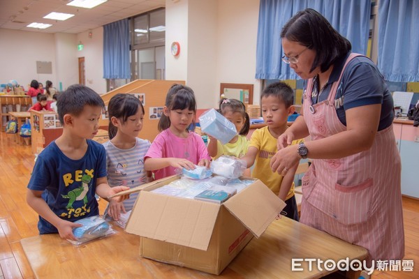 ▲嘉南藥理大學附設嘉藥幼兒園的小朋友，收集幼兒及成人口罩，捐贈給日本石川縣白山市「光」保育園小朋友，希望大家都能好好戴口罩，平安避開疫情威脅。（圖／記者林悅翻攝，下同）