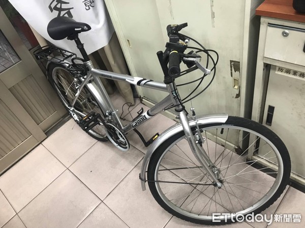 ▲消防員騎U-bike換名牌腳踏車　泡麵3C高粱酒都不見…同事氣炸：手專伸自家人。（圖／記者陳凱力翻攝）