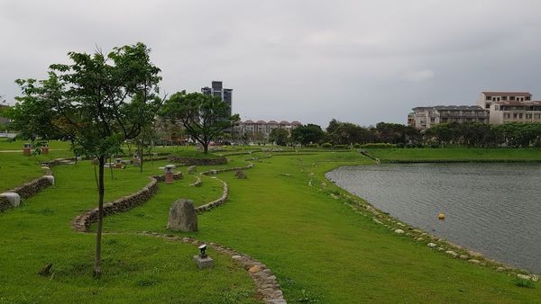 ▲桃園推廣獨木舟水上運動，青埔書法公園5-8號埤塘也入選。（圖／市府提供）