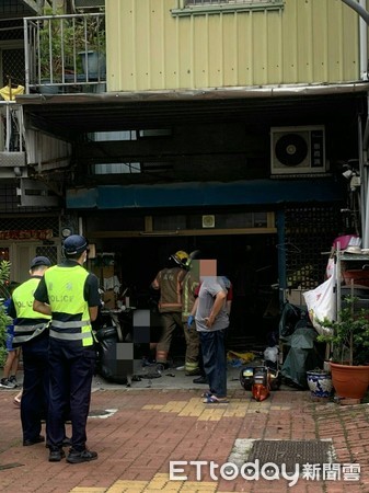 ▲施姓男子疑誤踩油門，車子衝撞入民宅，造成吳姓住戶等2人受傷，屋內物品及機車受損。（圖／記者林悅翻攝，下同）