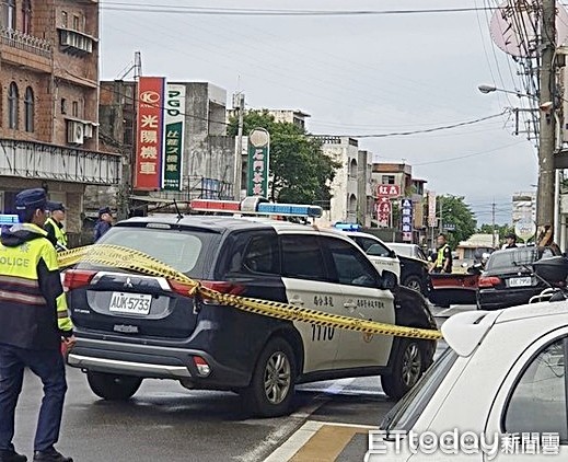 ▲桃園市去年9月間龍潭區發生兩槍手當街槍殺「貓霖幫」角頭江姓男子致死命案，警方在現場蒐證。（資料照／記者沈繼昌翻攝）