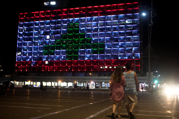 ▲▼以色列特拉維夫市政大樓點亮敵國黎巴嫩國旗。（圖／路透）