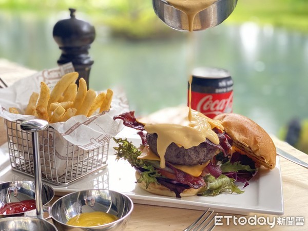 ▲台南元素餐廳推4款美式漢堡包　8/31前再享4人同行1人免費。（圖／台南大員皇冠假日酒店提供）