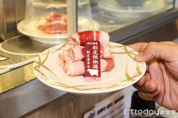 ▲每盤50元起！台灣也有一個人也能吃的「迴轉燒肉」　想吃什麼就拿什麼。（圖／記者黃士原攝）