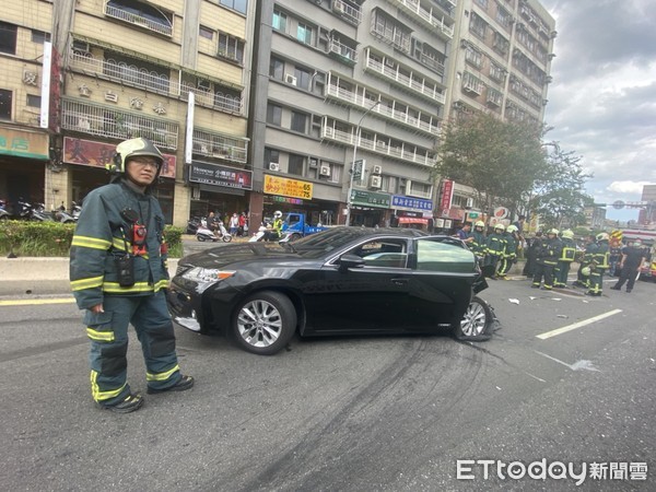 ▲▼一台LEXUS轎車遭煞車失靈的公車撞上，所幸僅造成車上2人輕傷，公車上6人均無大礙。（圖／記者邱中岳翻攝）