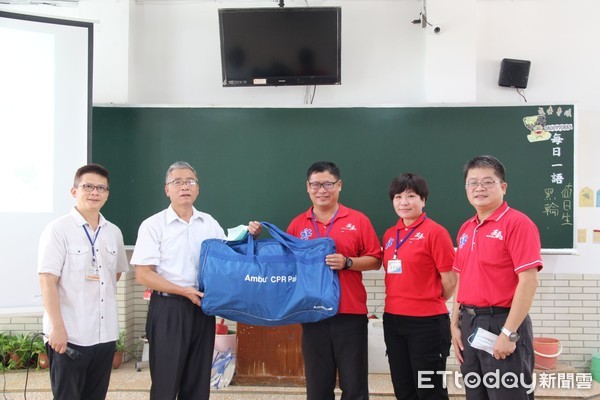 ▲屏東縣東港安泰醫院蘇清泉榮譽院長關懷監獄受刑人，派遣「到院前救護中心」救護講師，到台南監獄附設樹德補校同學進行基本救命術教學            。（圖／記者陳崑福翻攝）