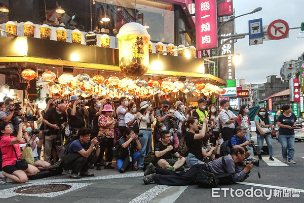 ▲西門峨眉街懸日。（圖／記者林敬旻攝）