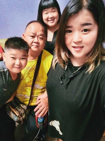 劉鴻仁3年前與3名子女的自拍照，左起為小兒子、劉鴻仁、大女兒和二女兒。（劉鴻仁提供）