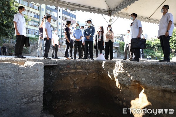 ▲ 蔡英文訪和平島考古遺址 見證台灣400年歷史典範在基隆。（圖／記者郭世賢翻攝）