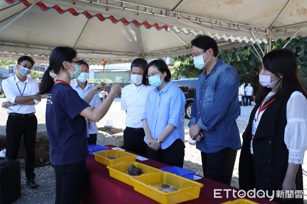 ▲ 蔡英文訪和平島考古遺址 見證台灣400年歷史典範在基隆。（圖／記者郭世賢翻攝）