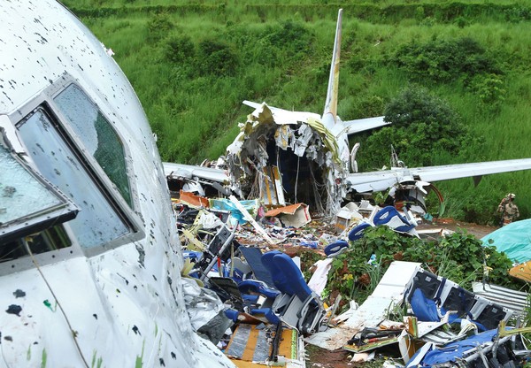 ▲▼ 印度快運航空（Air India Express）撤僑班機7日降落失敗墜毀。（圖／路透）