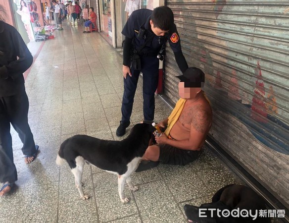 ▲買早餐昏倒！黑狗路邊保護主人，「機靈狂吠」叫暖警叔叔幫忙。（圖／翻攝自粉專「基隆警馨雲」。）