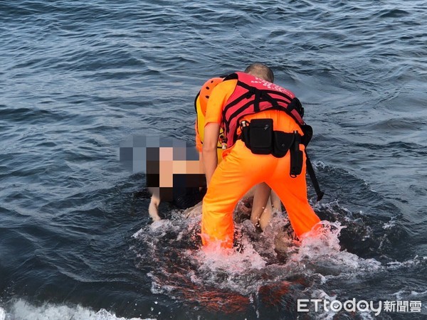 ▲▼一名27歲的女子在旗津海域晨泳發生意外，岸巡人員將她救起仍不治            。（圖／記者吳奕靖翻攝）