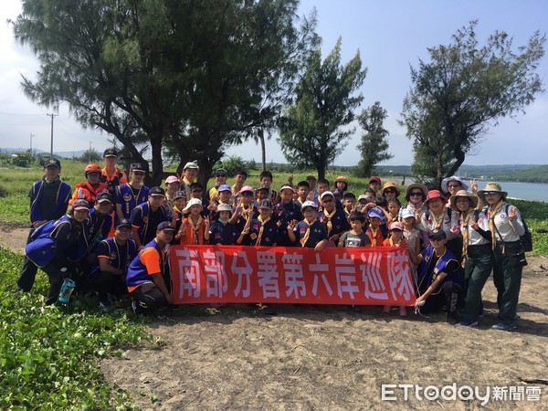 ▲海巡署第六岸巡隊佛光山童軍團在屏東縣車城海域淨灘             。（圖／記者陳崑福翻攝）