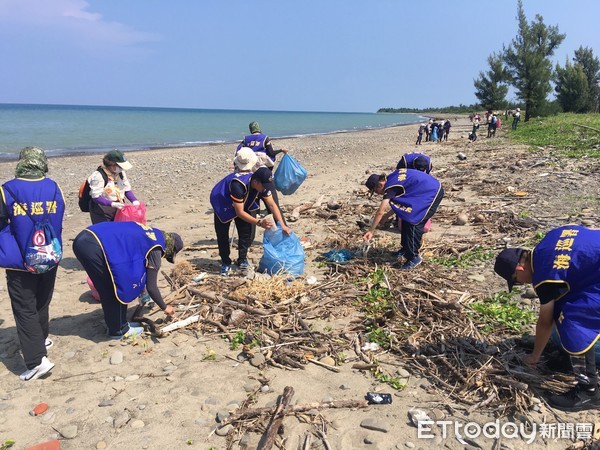 ▲海巡署第六岸巡隊佛光山童軍團在屏東縣車城海域淨灘             。（圖／記者陳崑福翻攝）