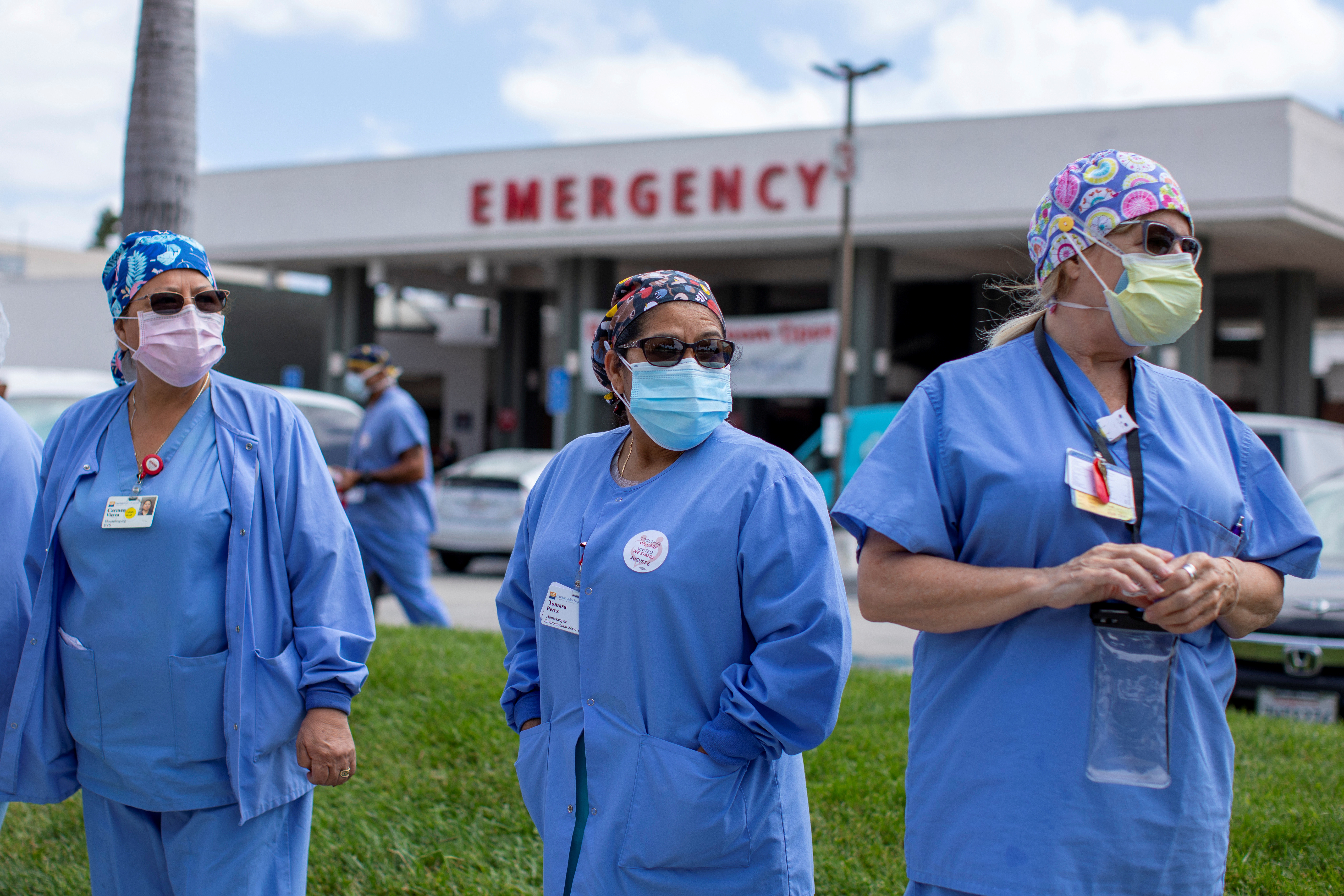 ▲▼加利福尼亞州醫護人員在新冠爆發期間在醫院外抗議。（圖／路透）