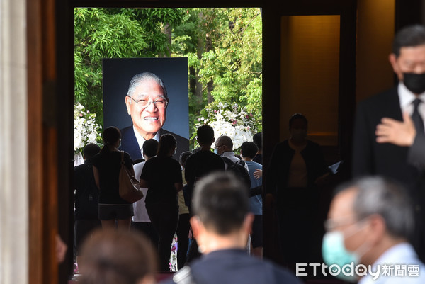 ▲▼台北賓館故前總統李登輝追思會場,民眾排隊弔唁。（圖／記者李毓康攝）