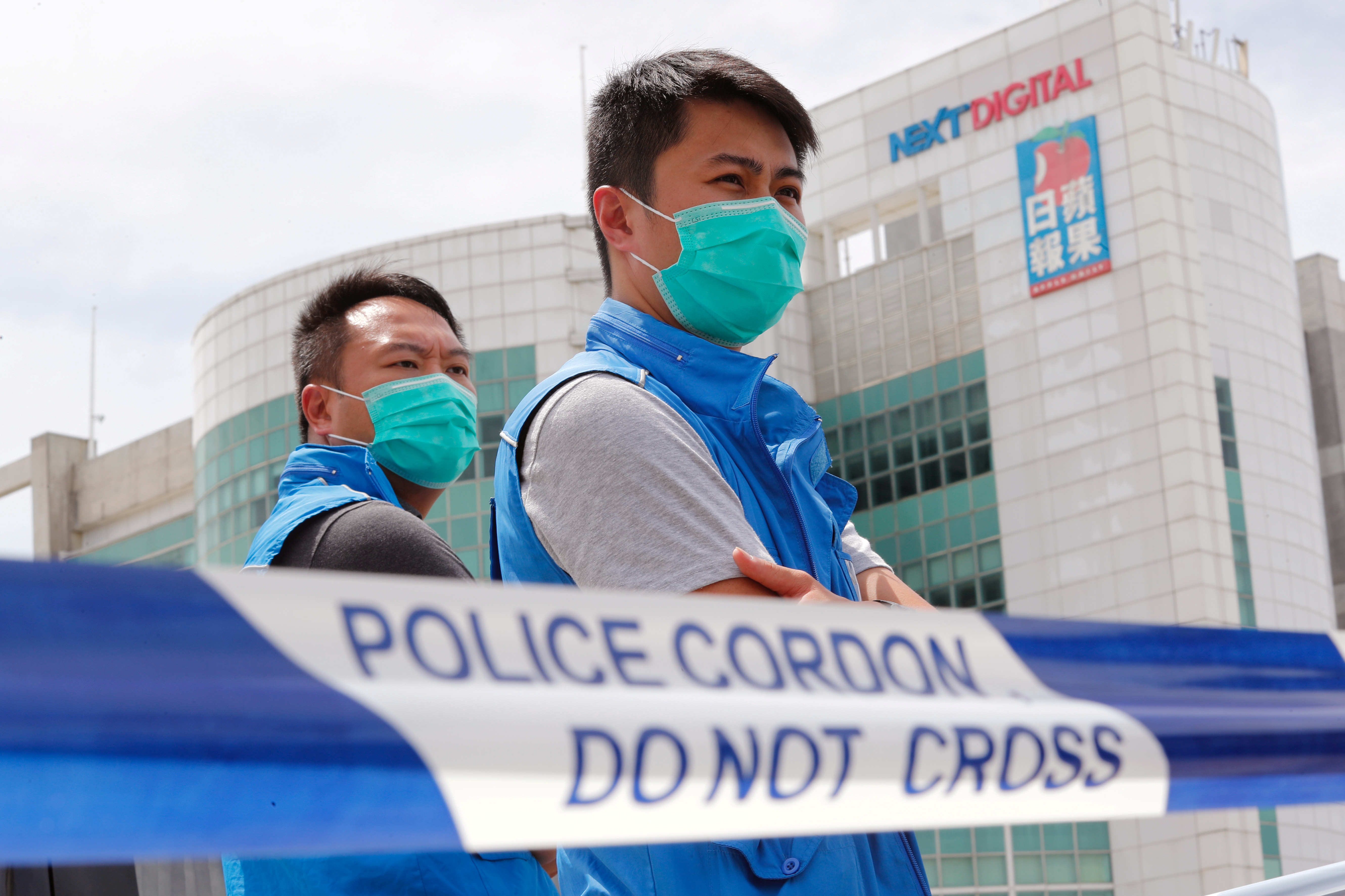 ▲黎智英涉港版國安法被捕，港警抵達壹傳媒大樓進行搜查。（圖／路透社）