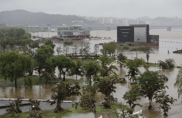 ▲▼南韓連日暴雨，首爾漢江公園淹成水鄉澤國。（圖／達志影像／美聯社）