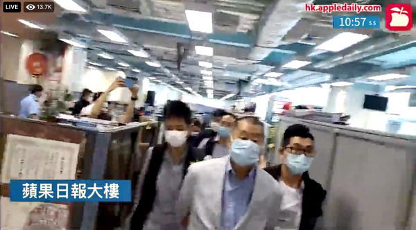 ▲香港警察搜索壹傳媒大樓，帶黎智英回到辦公室搜證。（圖／路透社）