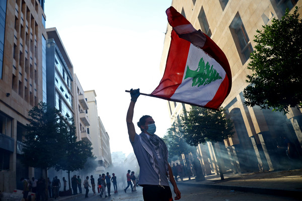 ▲▼黎巴嫩民眾上街抗議。（圖／路透）