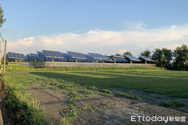 ▲農地上搭建太陽能光電設施，均依規定設置取得合法「綠能設施」，且該設施應附屬於農業設施，並必須持續結合農業經營使用。（圖／記者蔡佩旻攝）