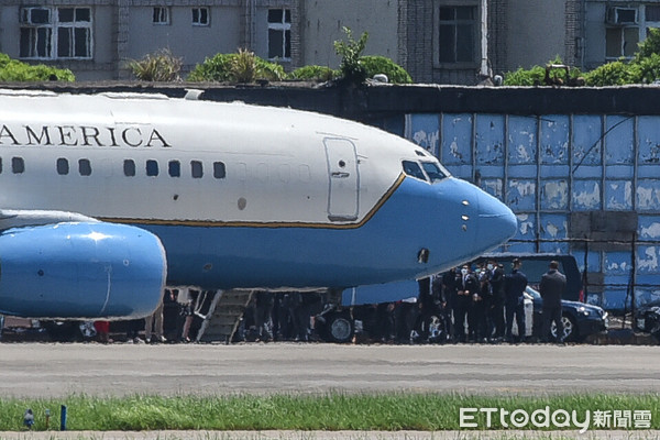 ▲美國衛生部長阿札爾準備搭機離開台灣，登機中。（圖／記者林敬旻攝）