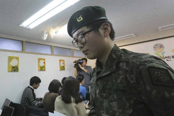 ▲▼南韓首位跨性別軍人卞熙秀遭軍方強制退役，在記者會上痛哭。（圖／達志影像／美聯社）