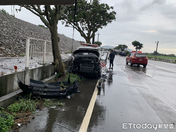 ▲救護車、油罐車車禍。（圖／記者黃孟珍翻攝）