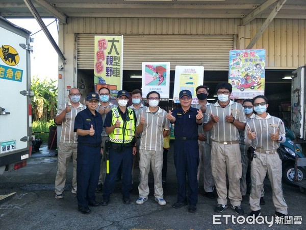 ▲台南市白河分局主動出擊，前往轄內砂石車、大貨車、卡車等大型車及司機聚集的宅急便、混泥土場、貨運行、客運轉運站等處，宣導安全駕駛觀念，共同防制大型車肇事。（圖／記者林悅翻攝，下同）