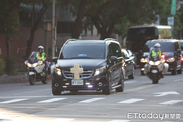 ▲▼前總統李登輝安息禮拜,移靈車隊從北榮懷恩堂出發至濟南長老教會。（圖／記者屠惠剛攝）